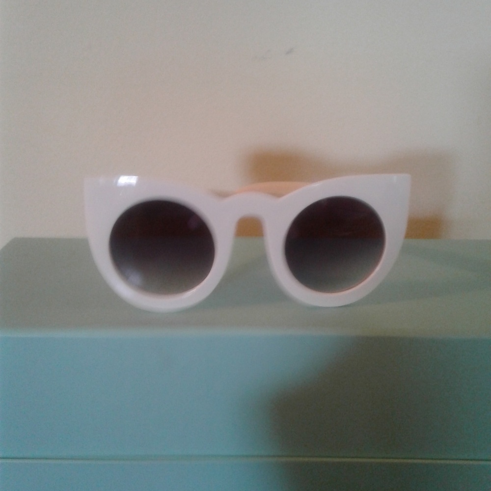 BRAND NEW WOMAN'S SUNGLASSES WHITE